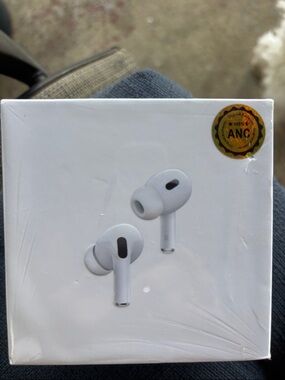 NWT -Brand -New -Sealed Air Pod Pro
Earbuds White